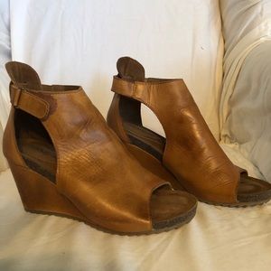 Diva True brown leather wedges